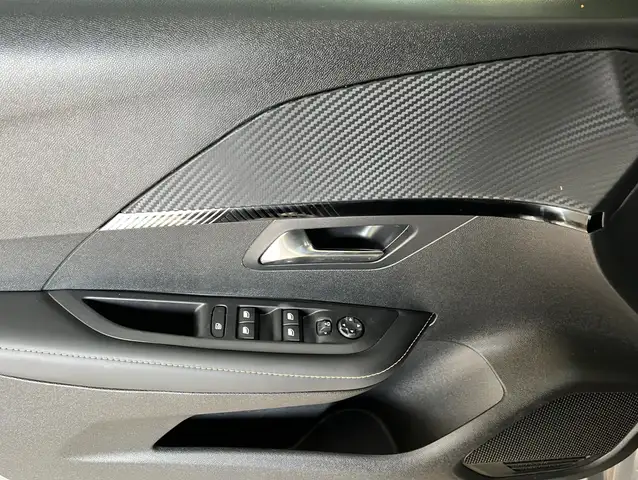 Peugeot 208 view 6