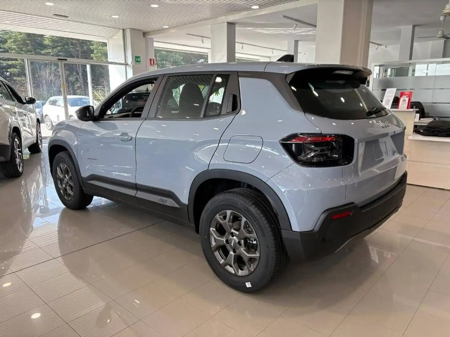Jeep Avenger 1.2 t. Longitude fwd 100cv Gris - 2