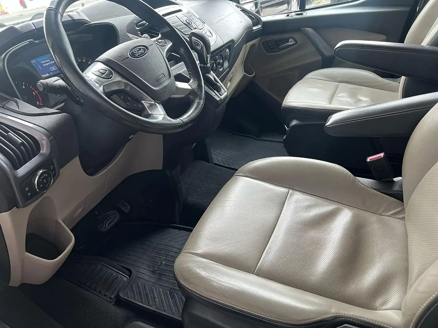 Ford Tourneo Custom L2H1 Titanium 2,0 TDCi Aut. Schwarz - 2