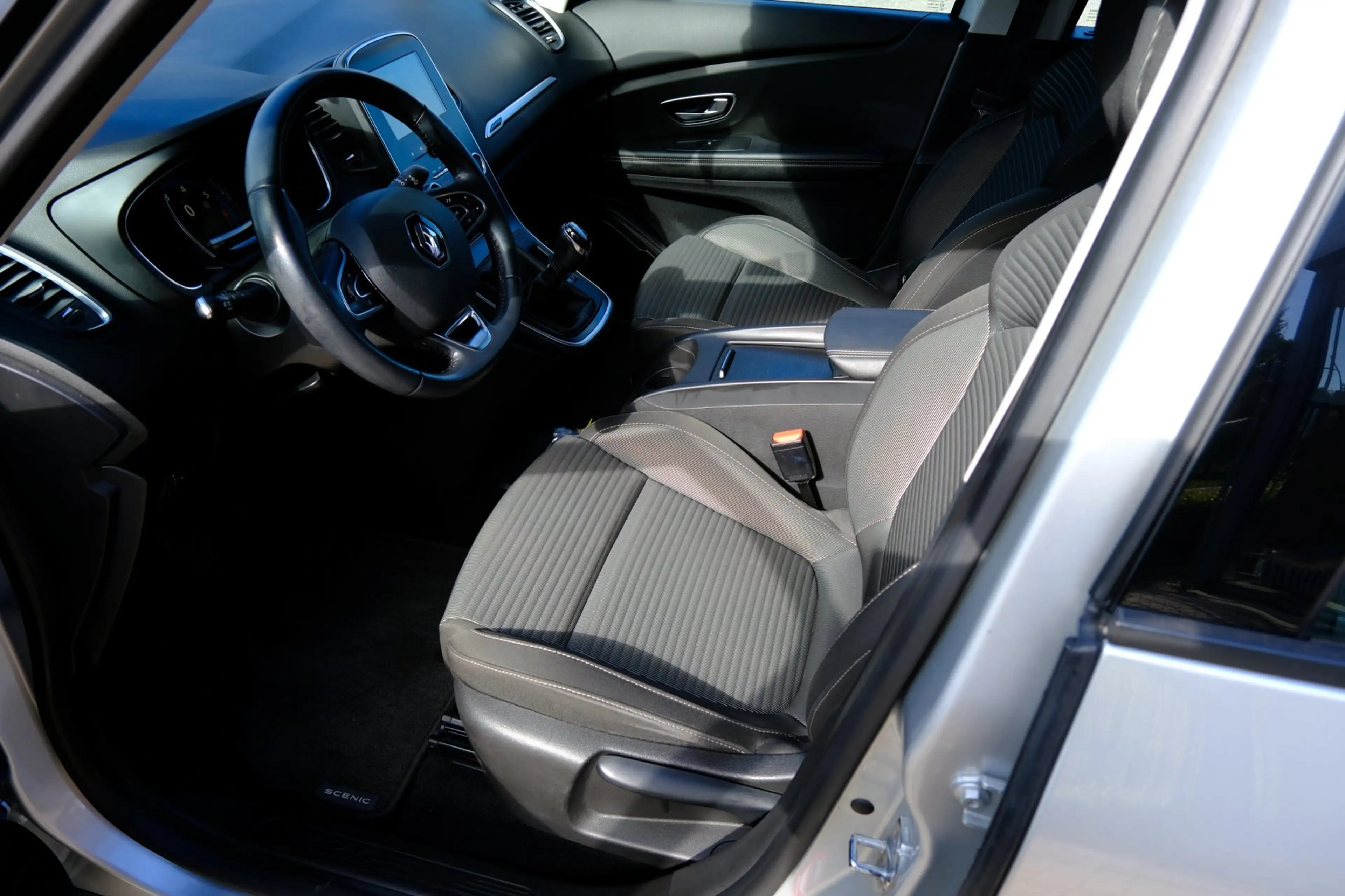 Renault Scenic 1.2 TCe Zen Clima|PDC|DAB|LMV — photo 2
