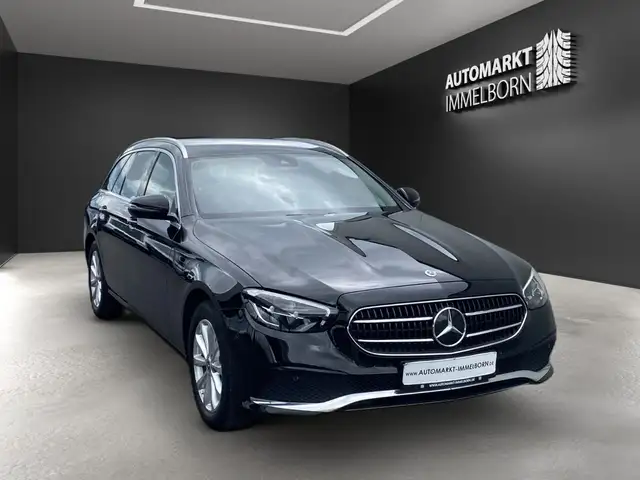 Mercedes-Benz 300 view 2