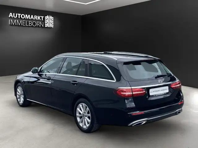 Mercedes-Benz 300 view 4