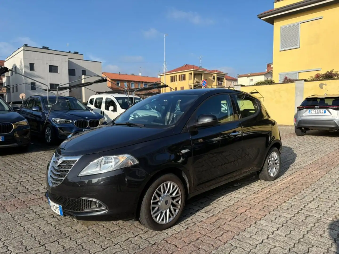 Lancia Ypsilon 1.2 69 CV 5 porte Gold Bleu - 1