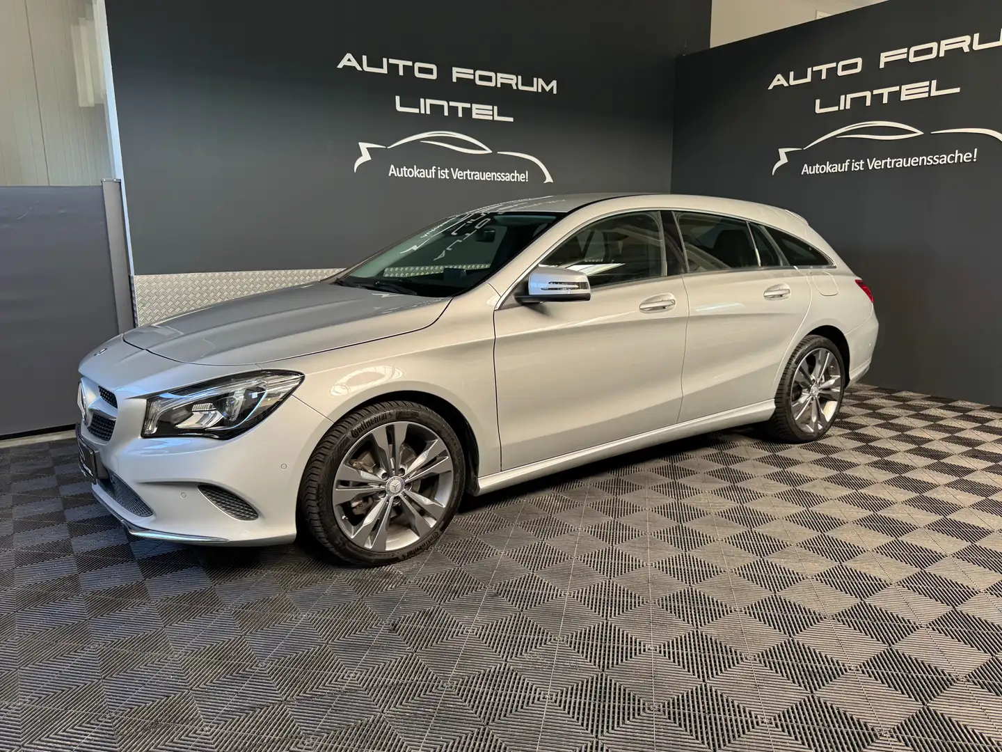 Mercedes-Benz CLA 180 NAVI-KAMERA-2.HAND-SCHECKHEFT-GEPFLEGT-ALLWETTER Grau - 2