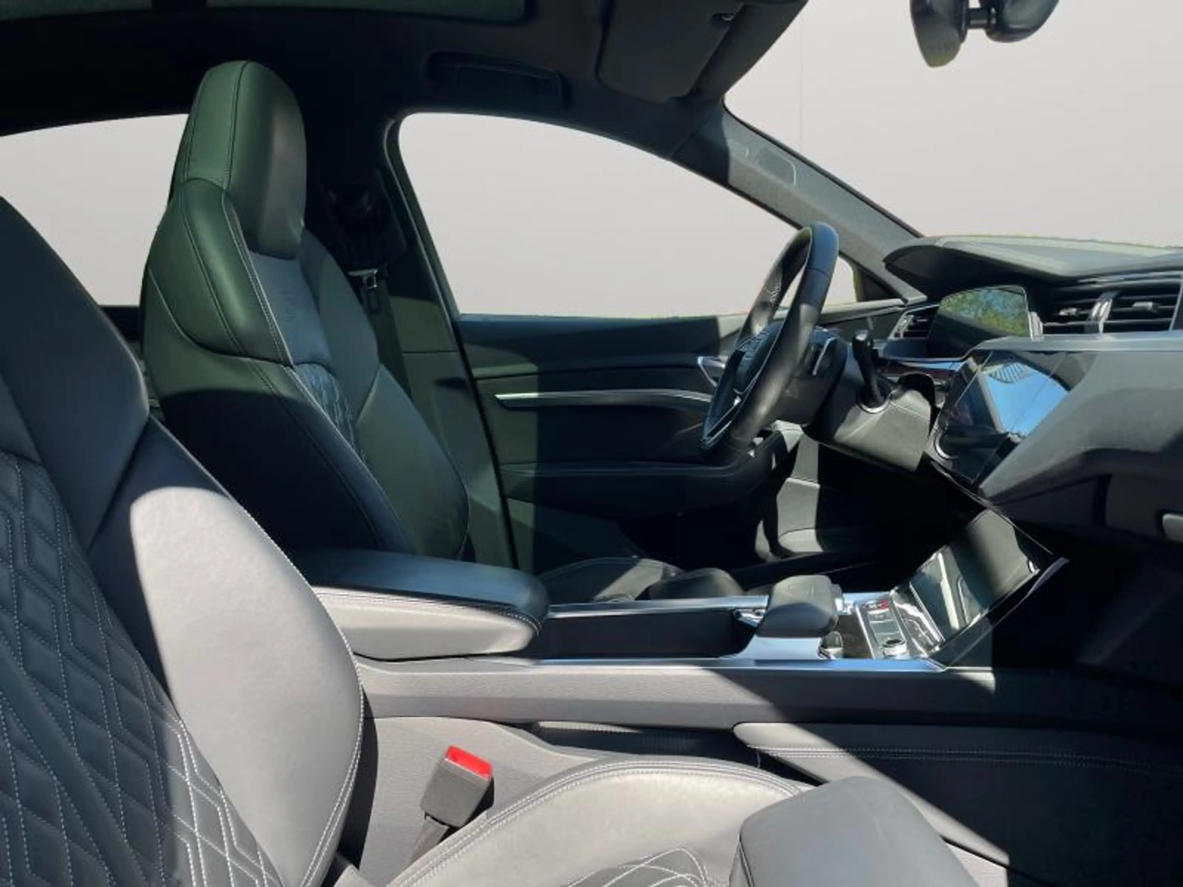 Audi SQ8 e-tron S Sportback — photo 10