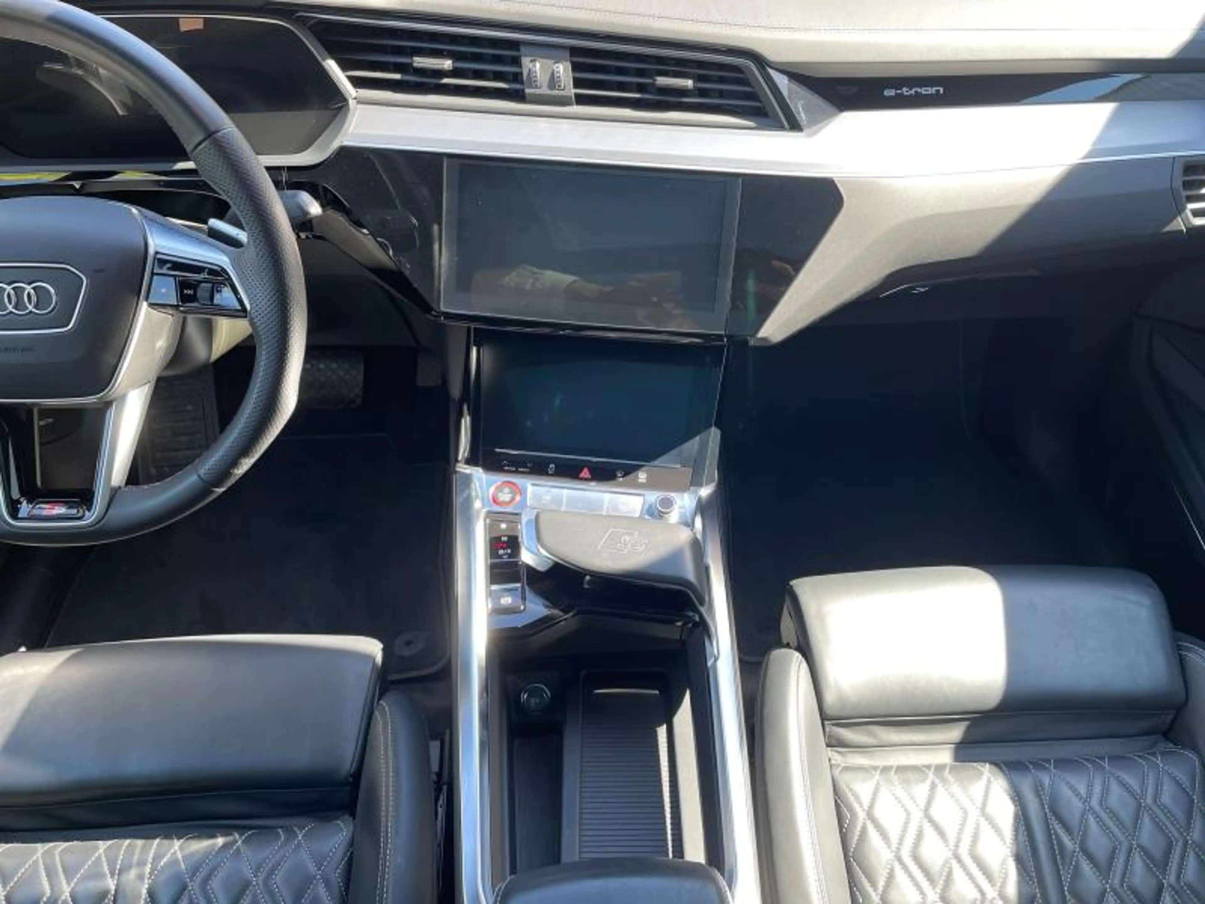 Audi SQ8 e-tron S Sportback — photo 13