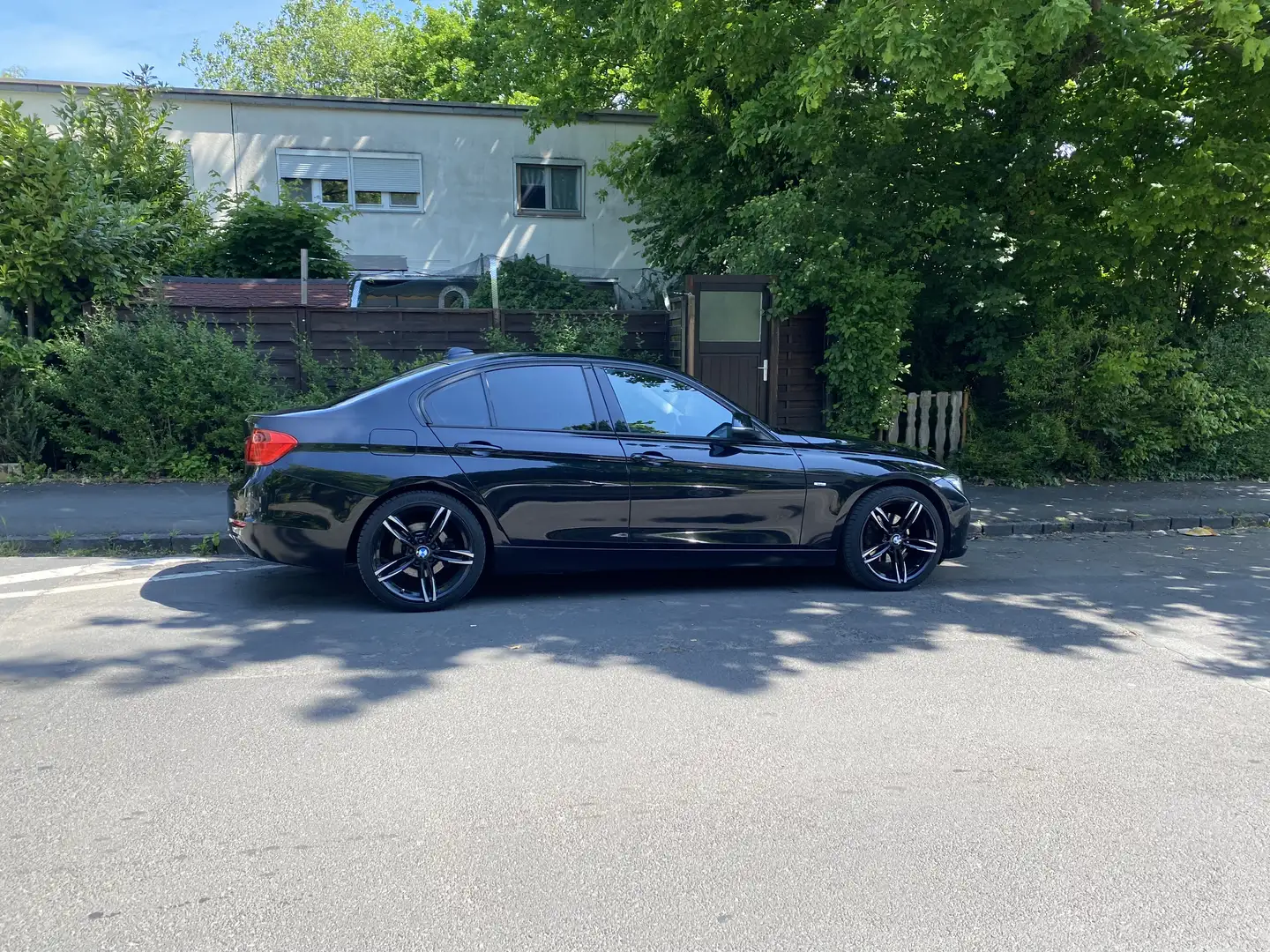 BMW 320 320 d Schwarz - 1
