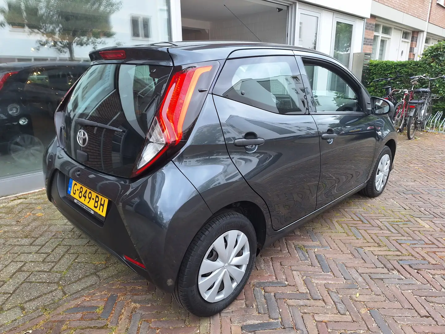 Toyota Aygo 1.0 VVT-i X-Fun 5Drs /Airco/Led/Garantie Grijs - 2
