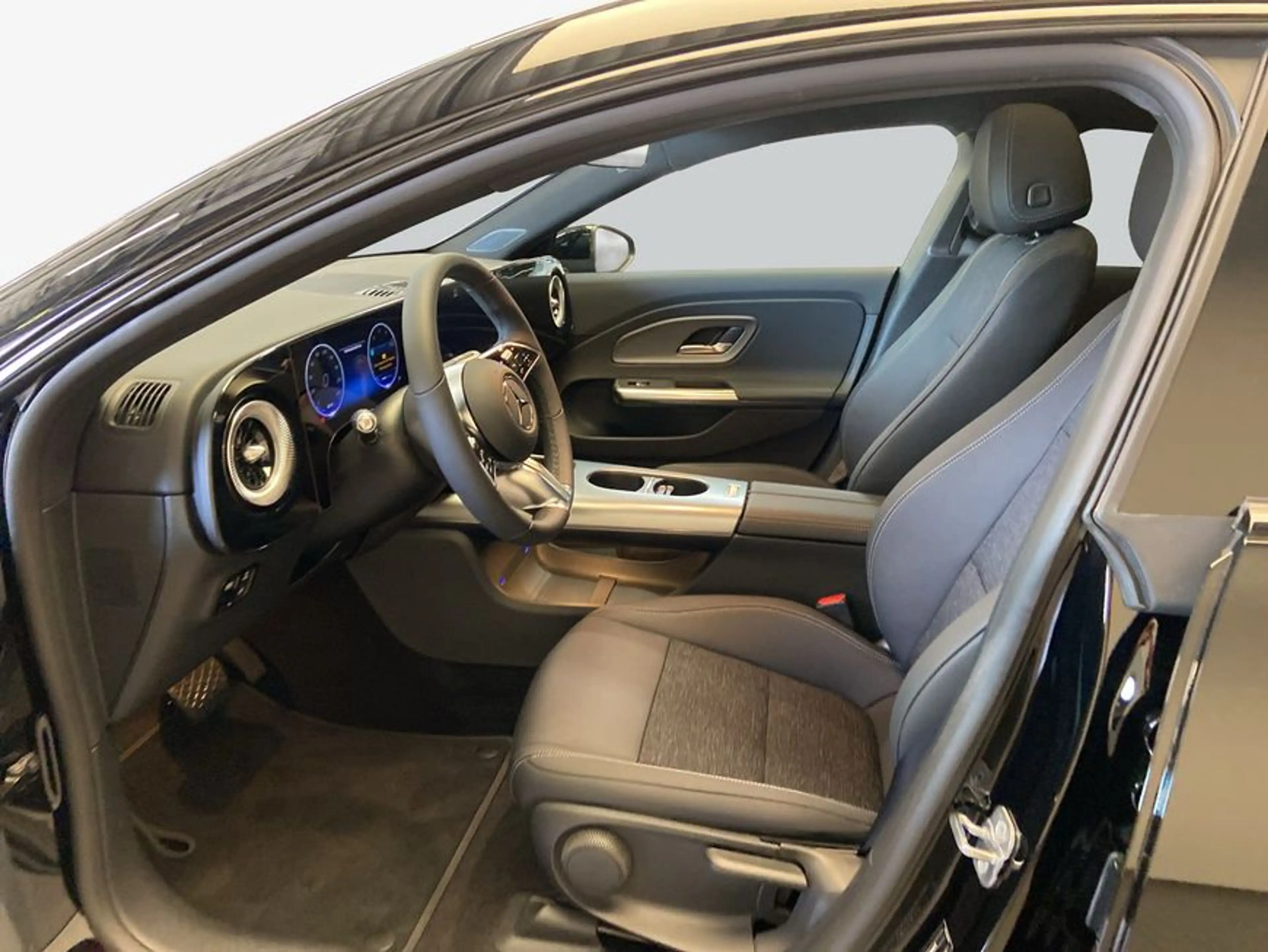 Mercedes-Benz CLA 180 CLA — photo 9