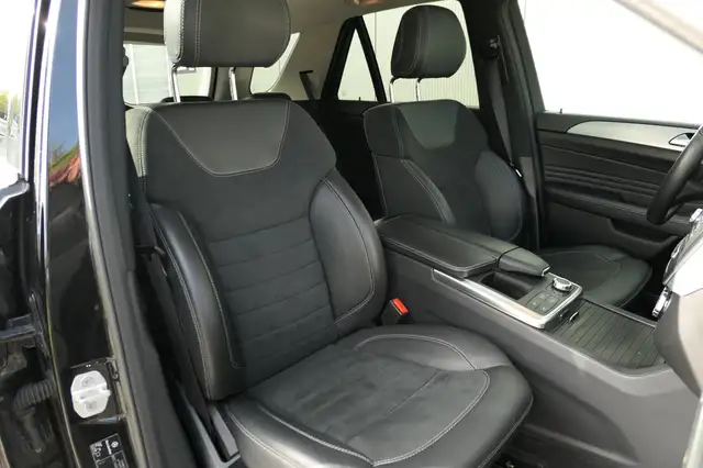 Mercedes-Benz M-Class view 8