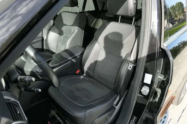 Mercedes-Benz M-Class view 10