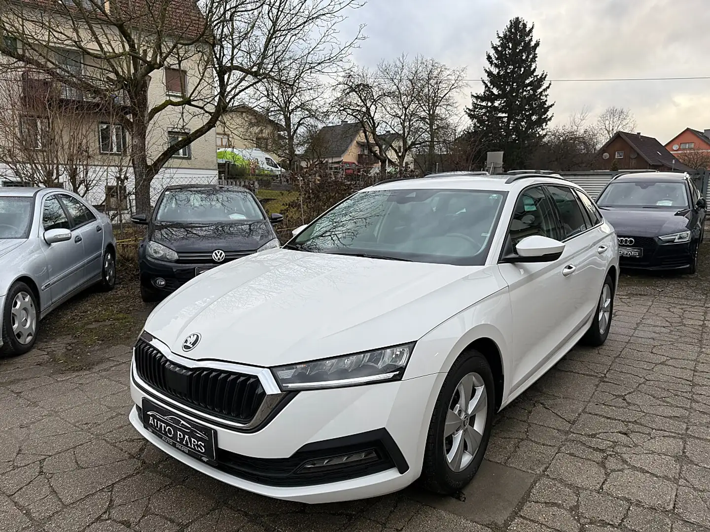 Skoda Octavia Combi 2,0 TDI-1.BESITZ-LED-SPURHALTEASSIST Weiß - 1