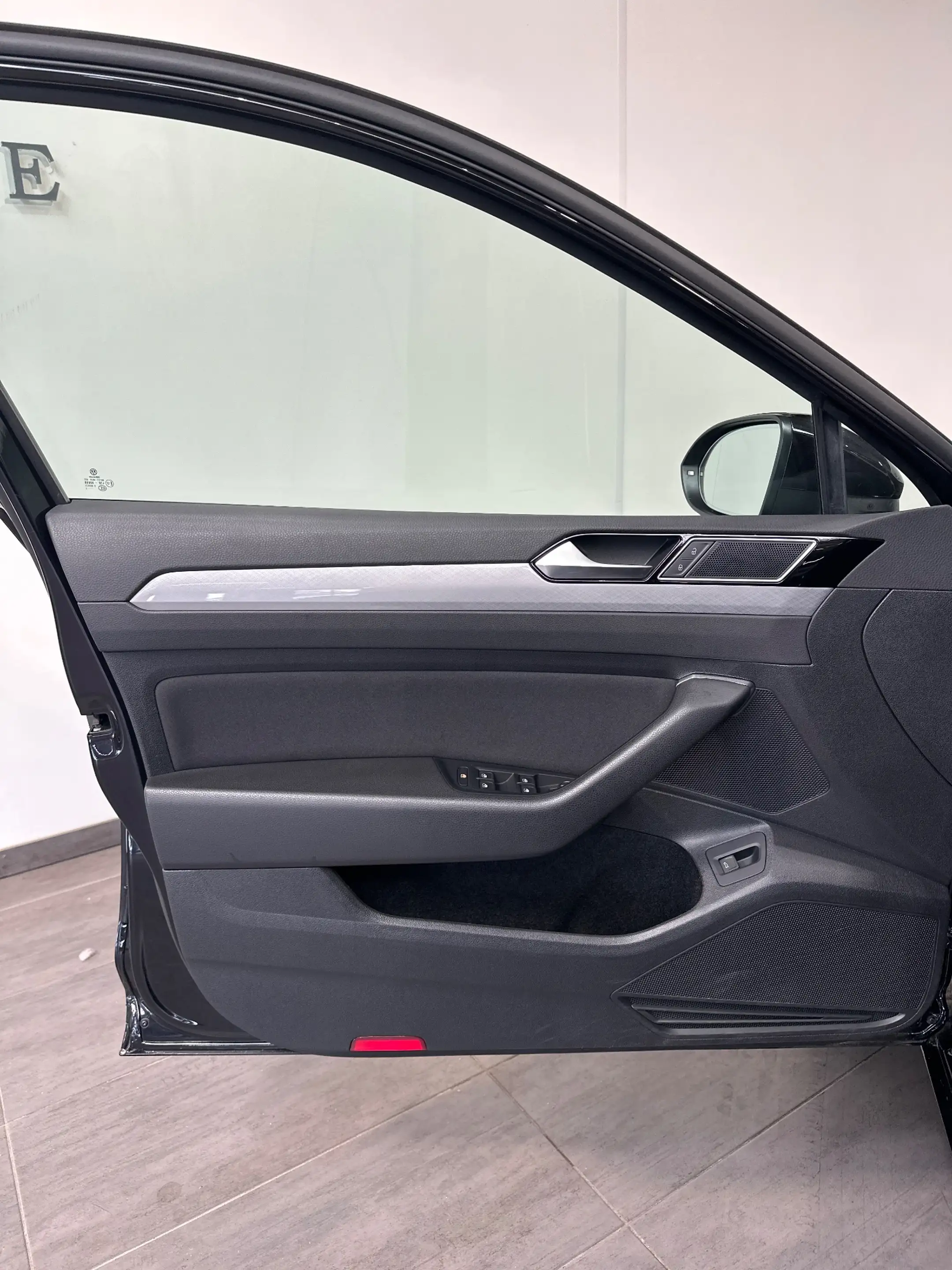 Volkswagen Passat Variant 2.0 TDI DSG Business NAV+LED+PANO+AHK+ACC+KAMERA — photo 9