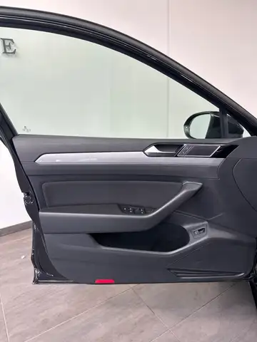 Volkswagen Passat view 9