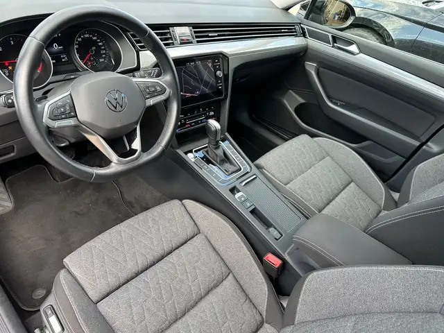 Volkswagen Passat view 11