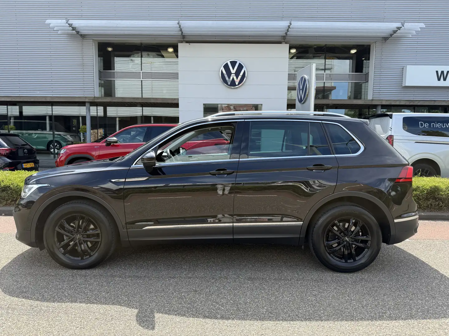 Volkswagen Tiguan 1.5 TSI Life Business / Navi / Carplay Schwarz - 2