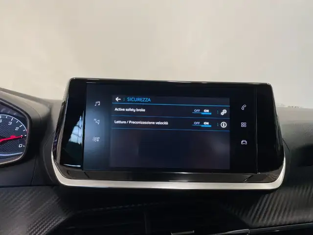 Peugeot 208 view 9