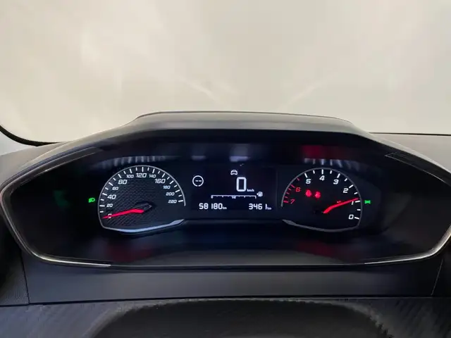 Peugeot 208 view 5