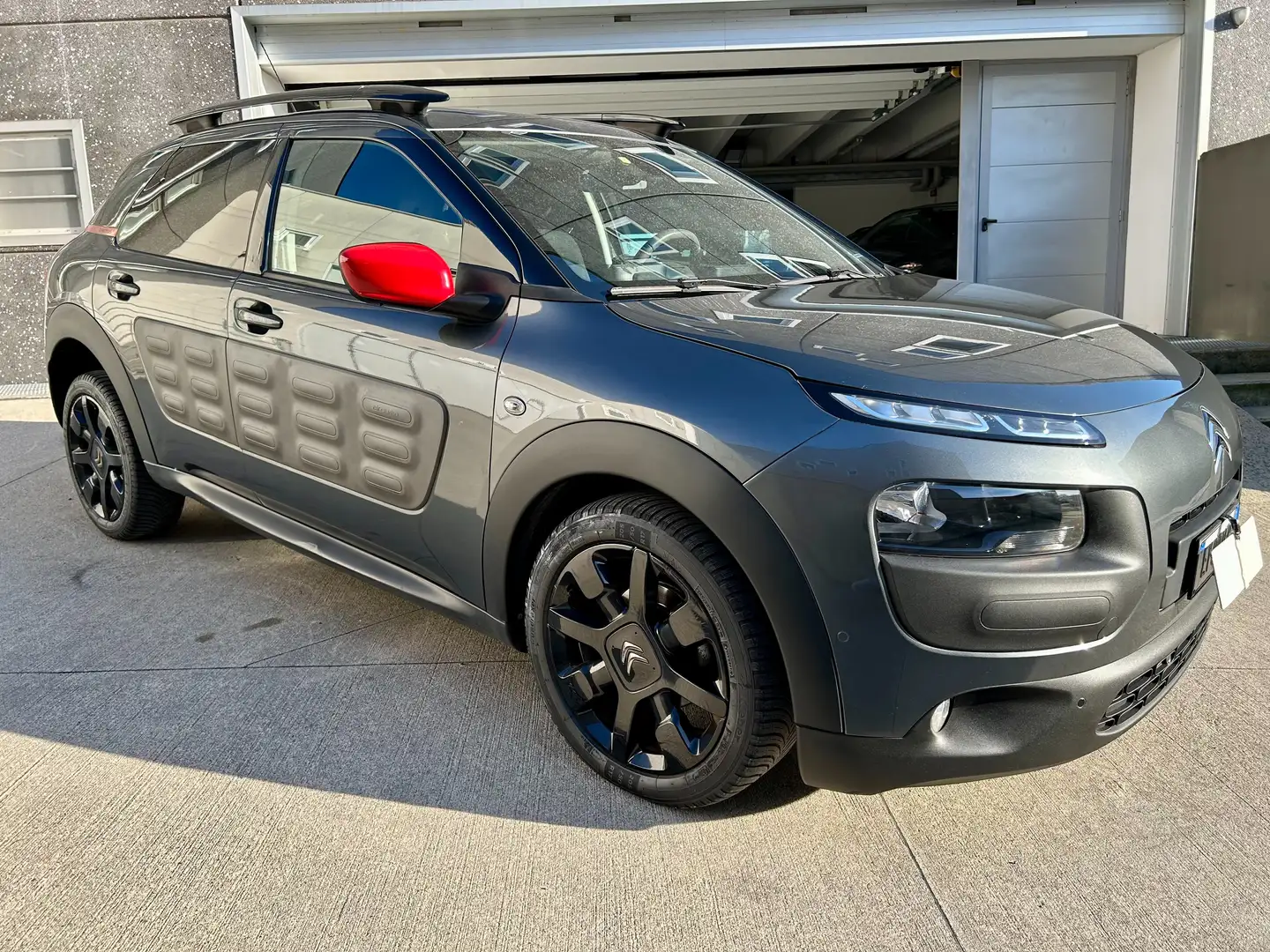 Citroen C4 Cactus 1.2 PureTech 110cv Shine edition Grijs - 1