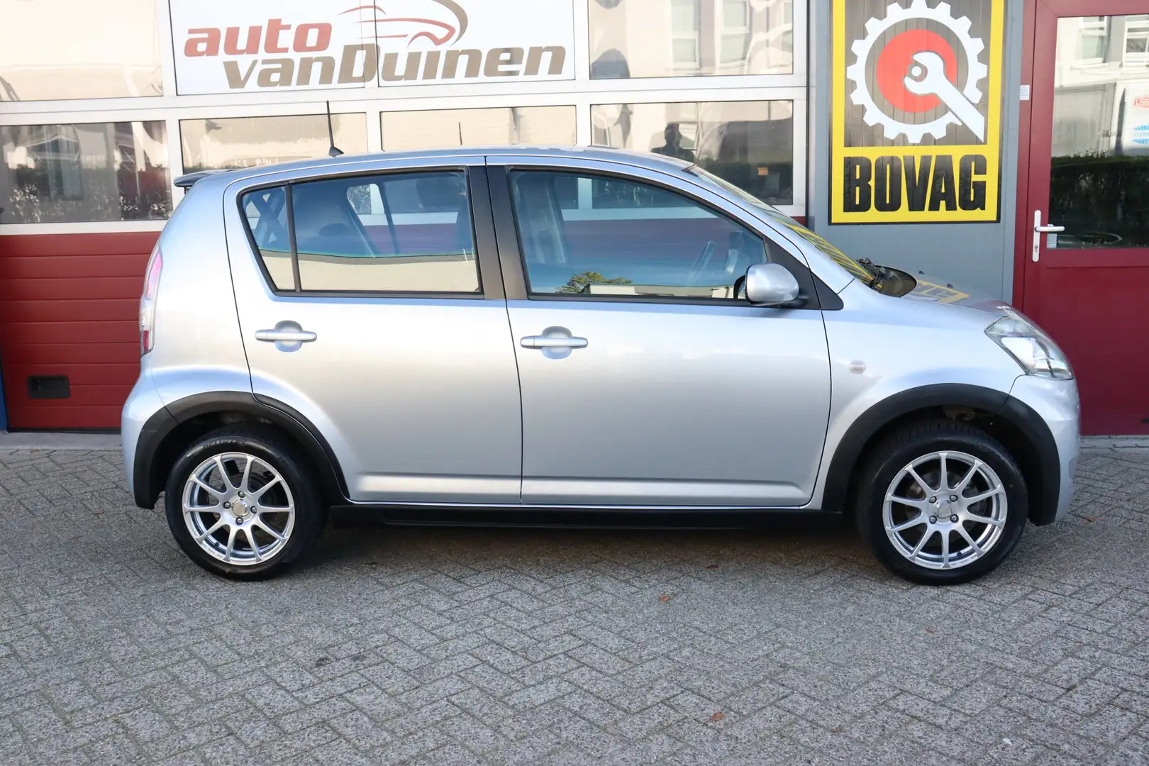 Daihatsu Sirion 2 1.0-12V 100th. Anniversary O.a: Airco, Radio/CD, Grau - 2