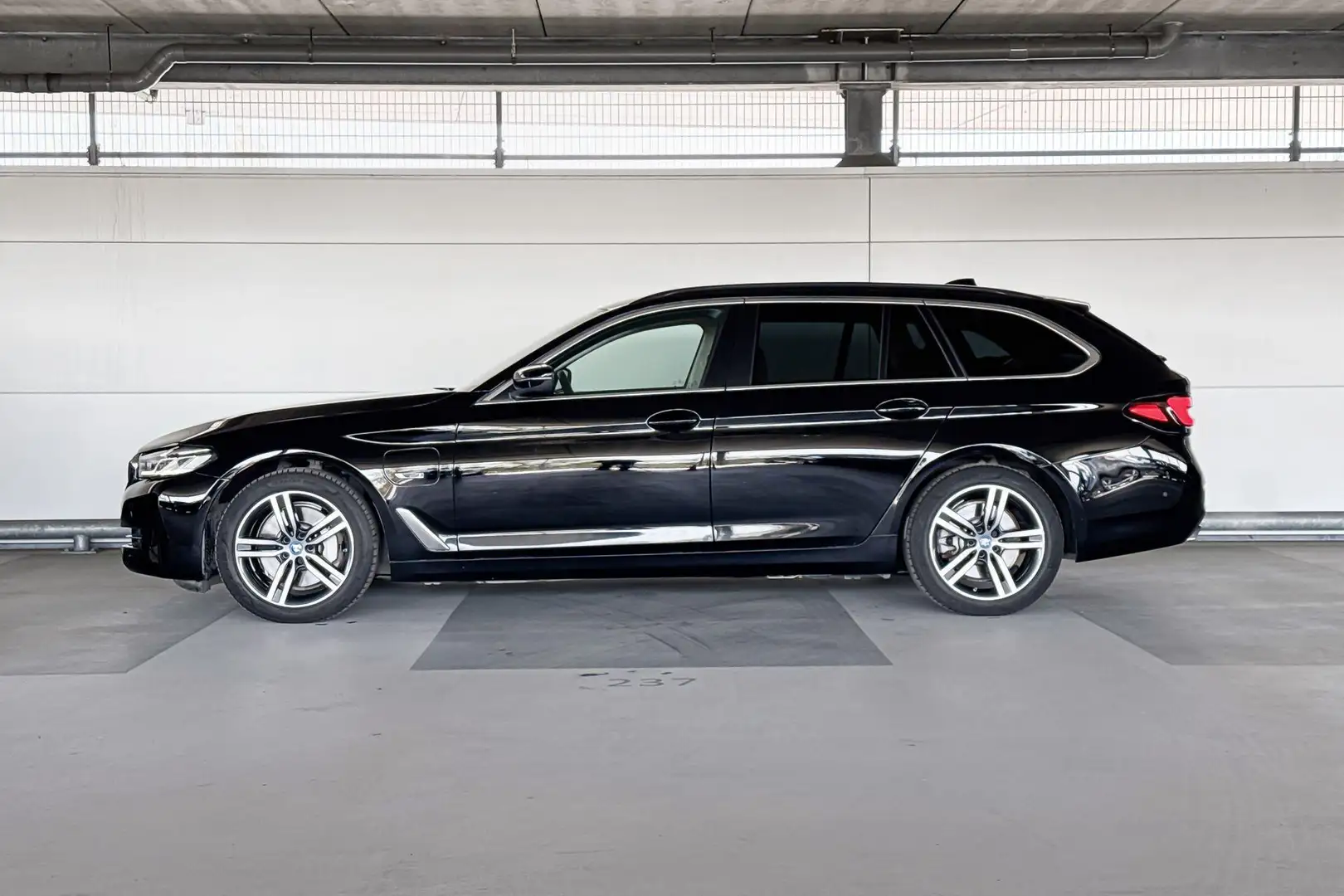 BMW 530 5 Serie Touring 530e Business Edition Plus Zwart - 2