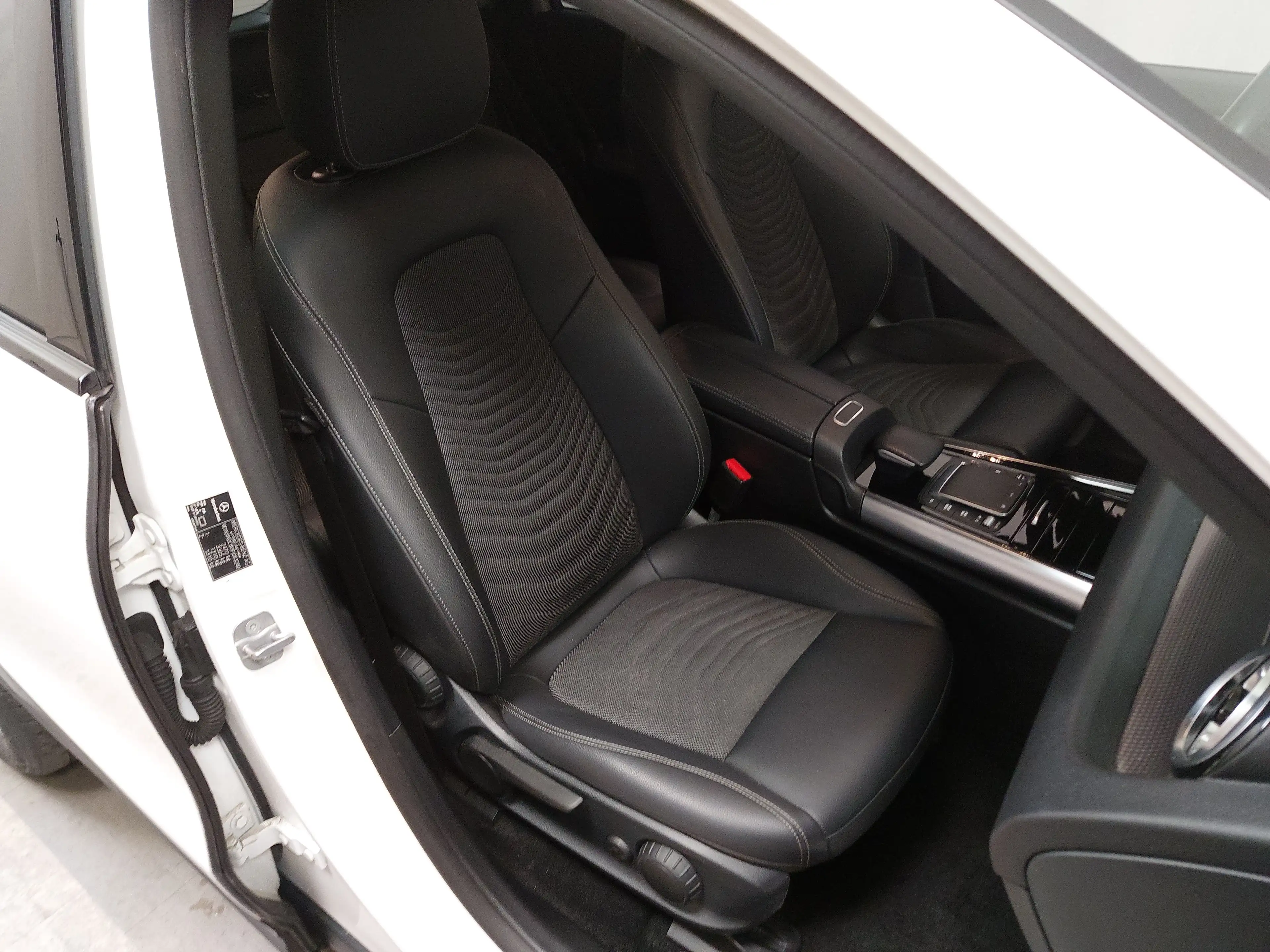 Mercedes-Benz EQA NAVI LED RADIO TEMPO MFL SHZ VC KAMERA RFK — photo 10