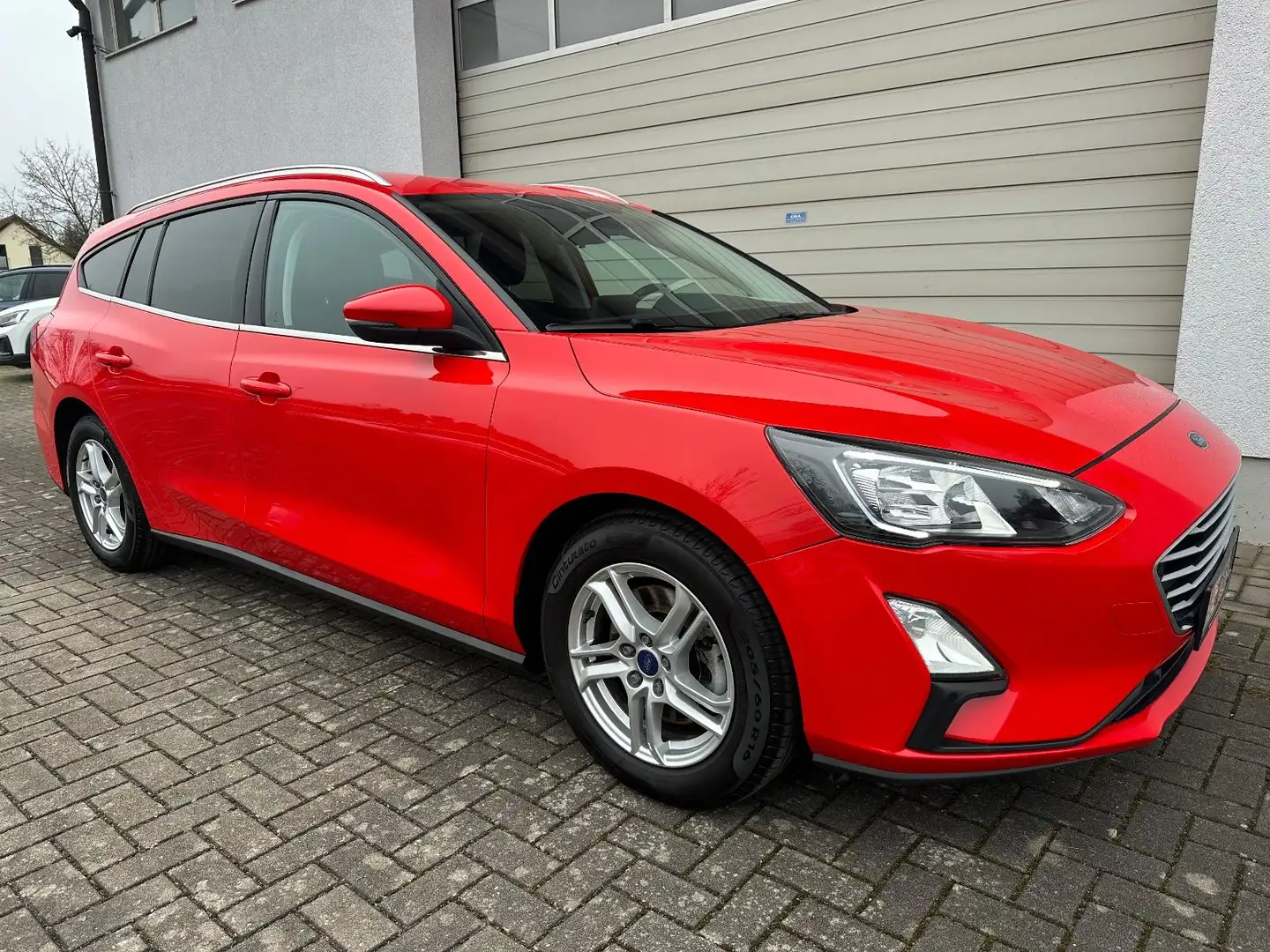 Ford Focus Turnier 1.5 EcoBlue Cool & Connect AHK LED Rot - 2