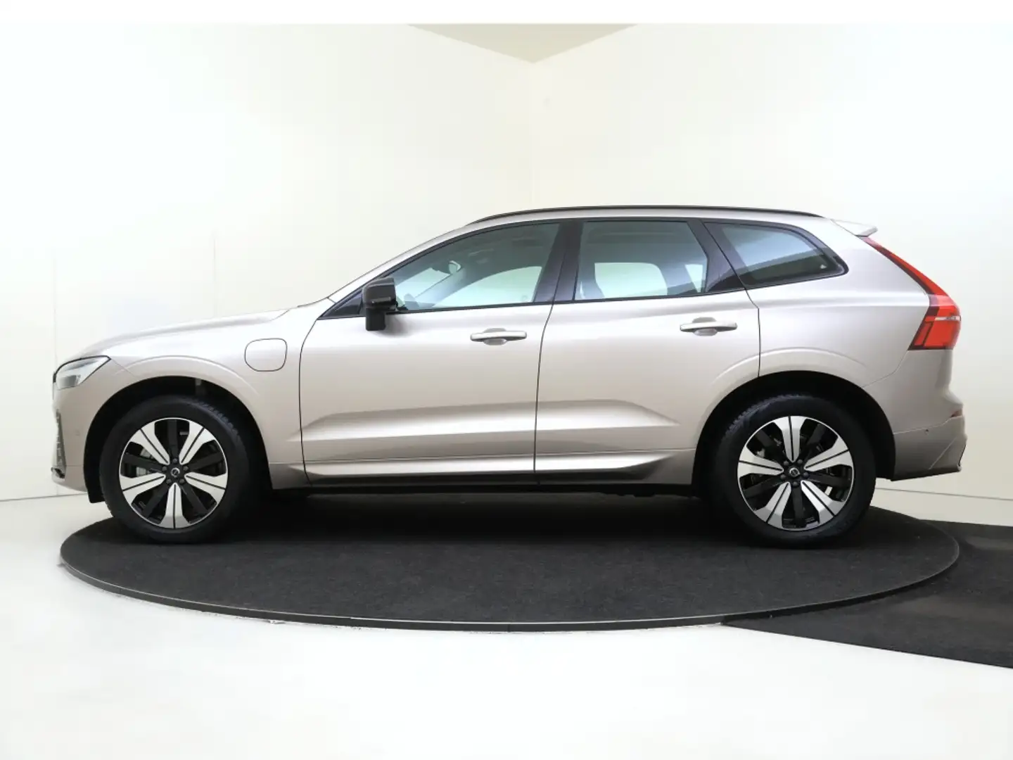 Volvo XC60 T6 Plus Dark | Trekhaak | 360° Camera | Panoramada Beige - 2