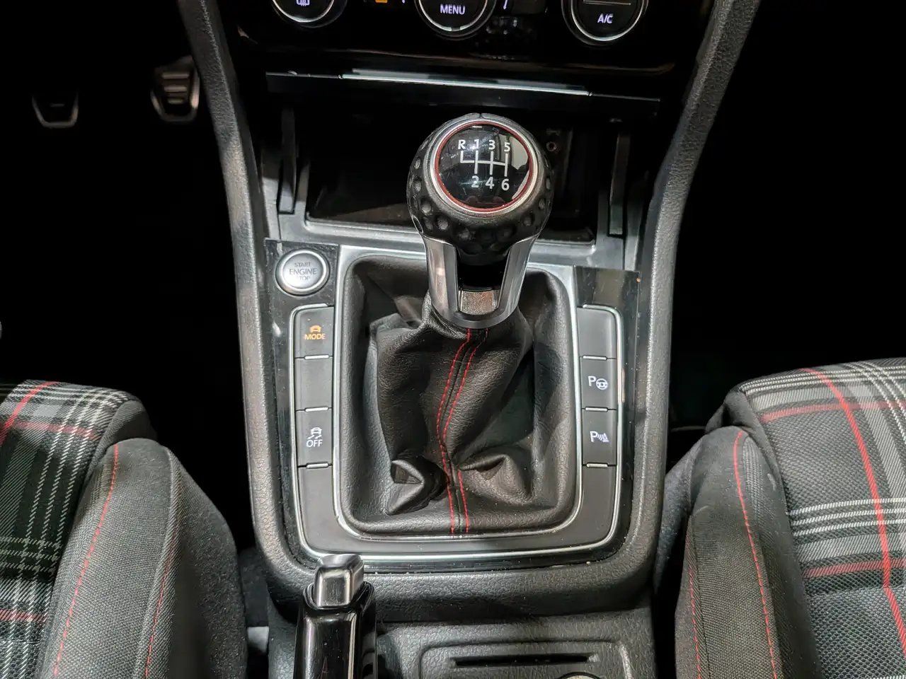 Volkswagen Golf GTI снимка Volkswagen Golf GTI
