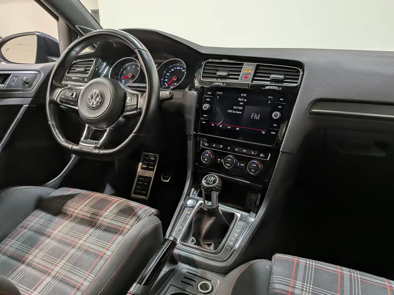 Volkswagen Golf GTI снимка Volkswagen Golf GTI