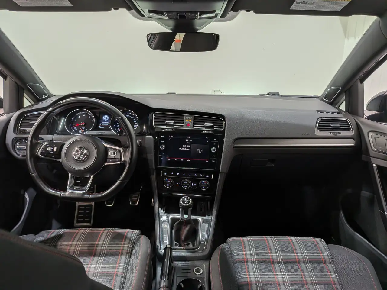 Volkswagen Golf GTI снимка Volkswagen Golf GTI