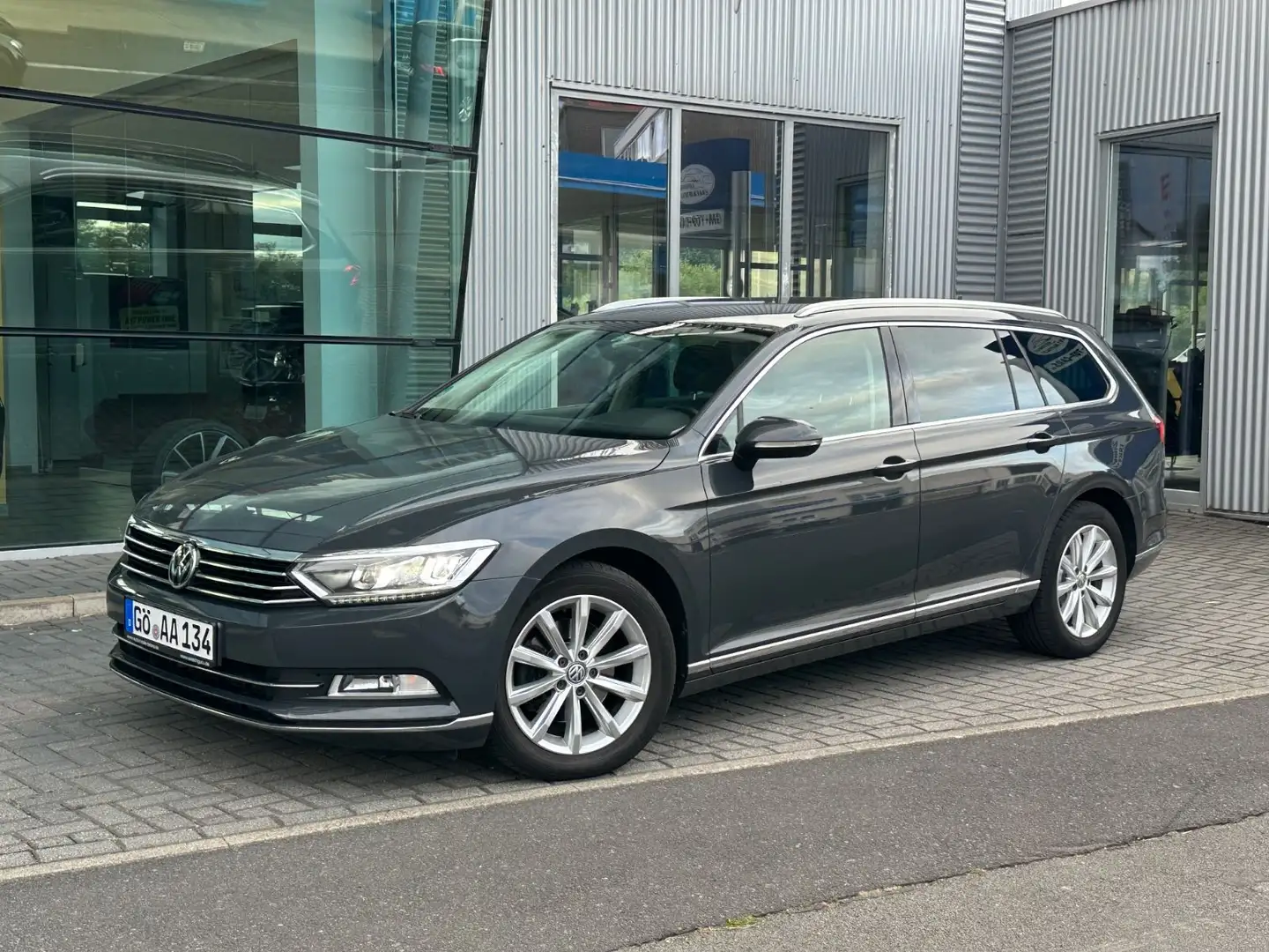 Volkswagen Passat Variant Passat 2.0TDI Highline DSG Virtual AHK ACC LED Grau - 1