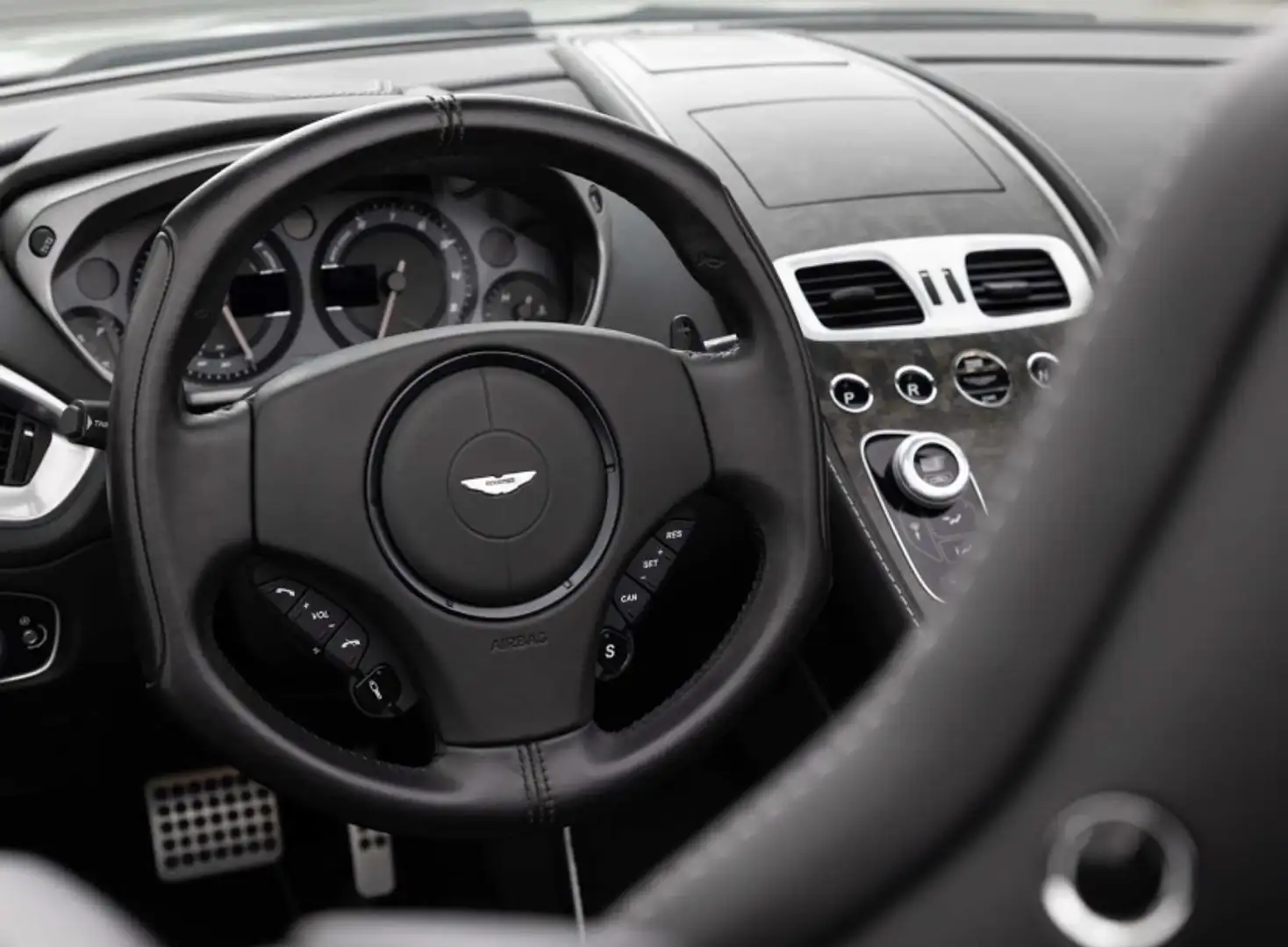 Aston Martin Vanquish Volante Beyaz - 2