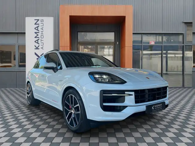 Porsche Cayenne view 3