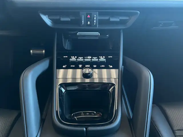 Porsche Cayenne view 8
