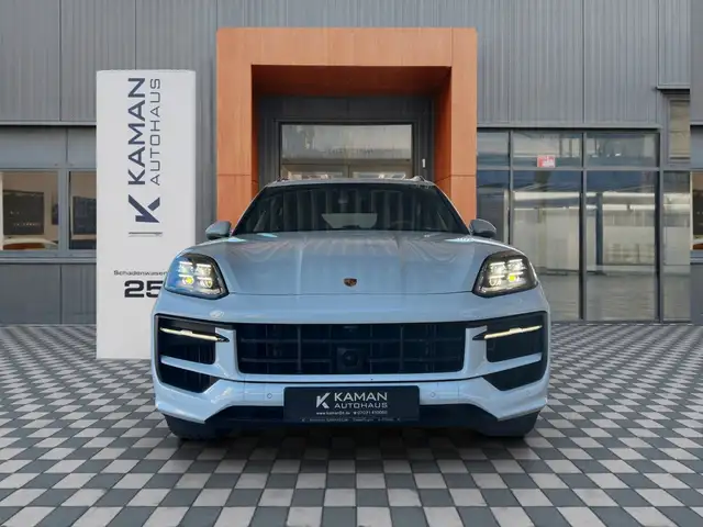 Porsche Cayenne view 2