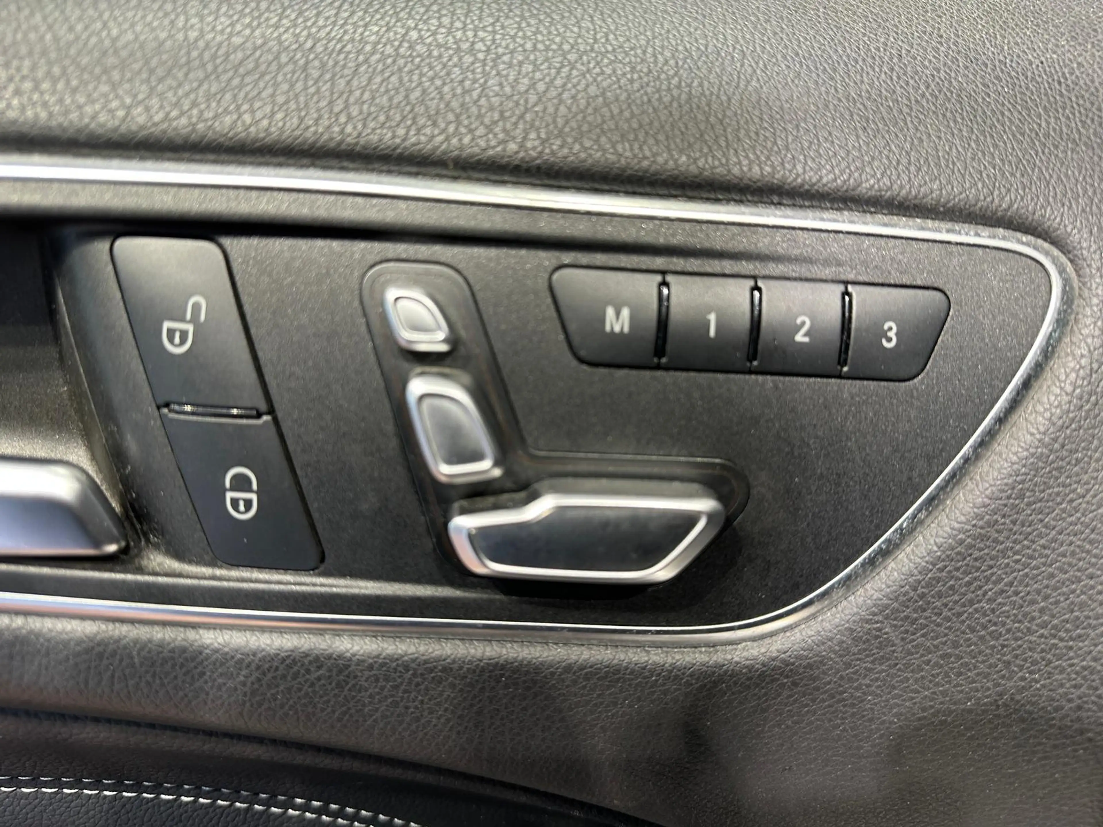 Mercedes-Benz B 220 d PANO DISTRONIC ILS MEMORY KEYLESS AHK AMG 18"LM — photo 11