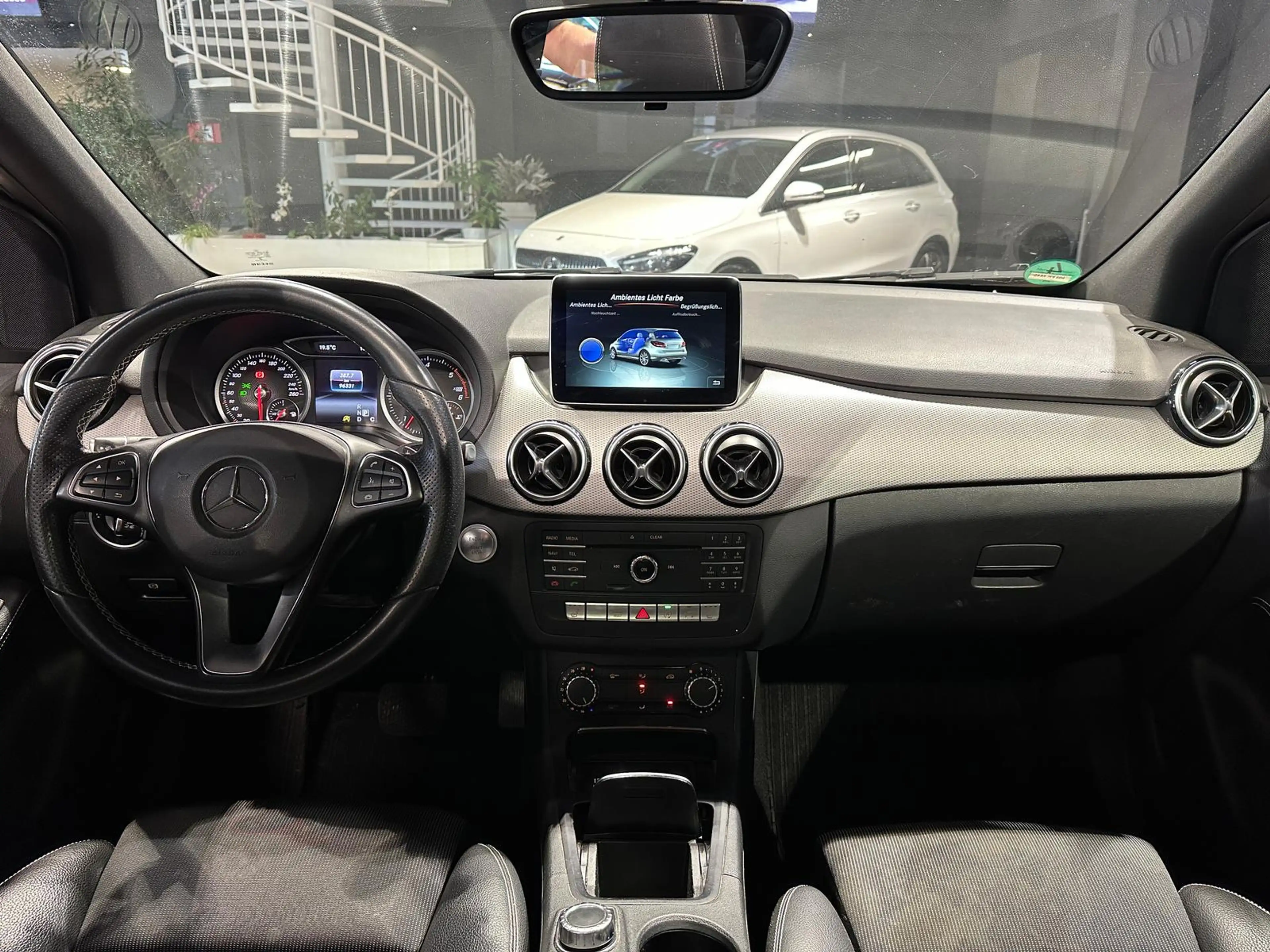 Mercedes-Benz B 220 d PANO DISTRONIC ILS MEMORY KEYLESS AHK AMG 18"LM — photo 15