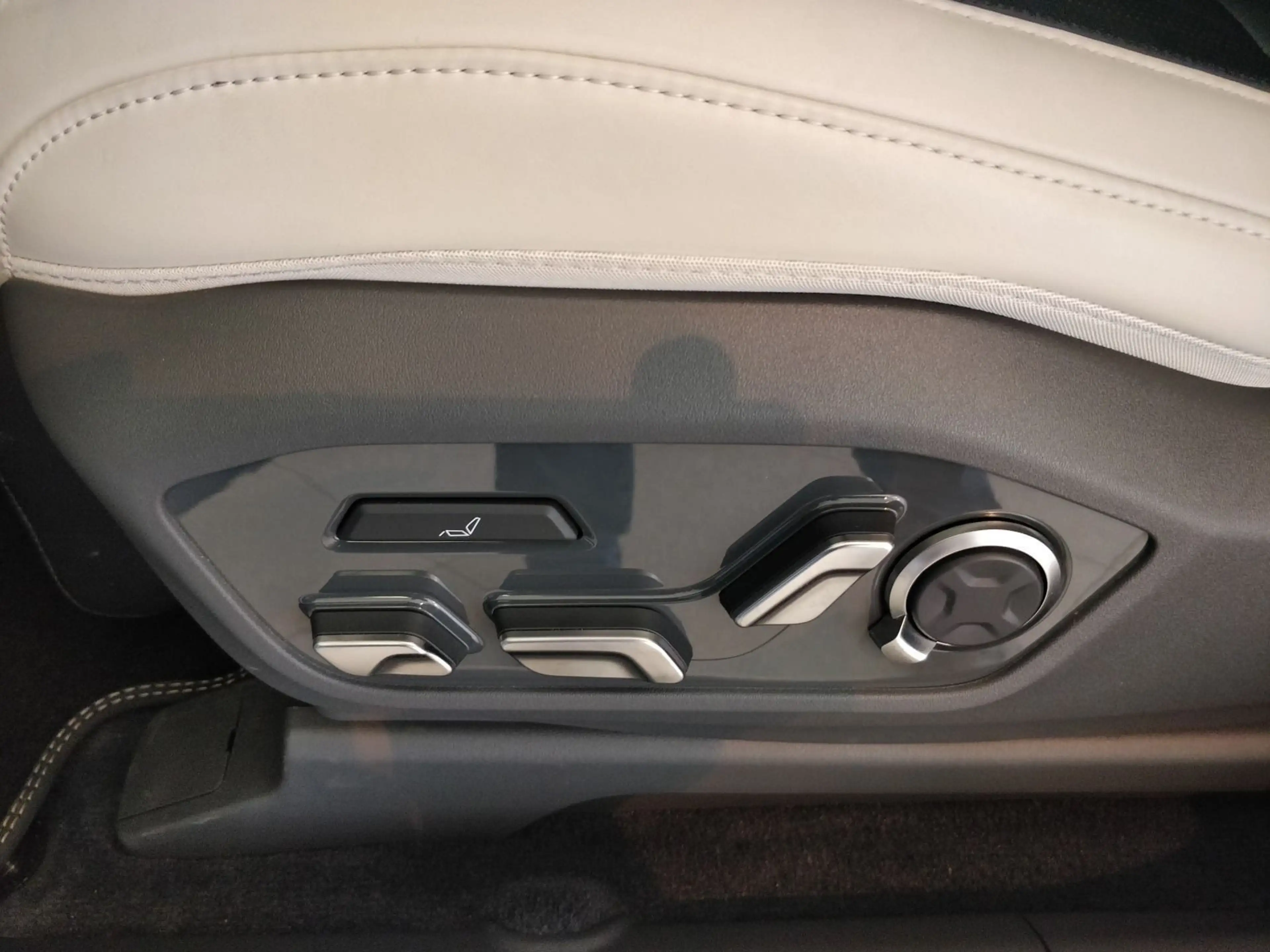Kia EV9 4WD GT-line PANO WÄRME HdUp 360 RELAX 7S NAV — photo 10