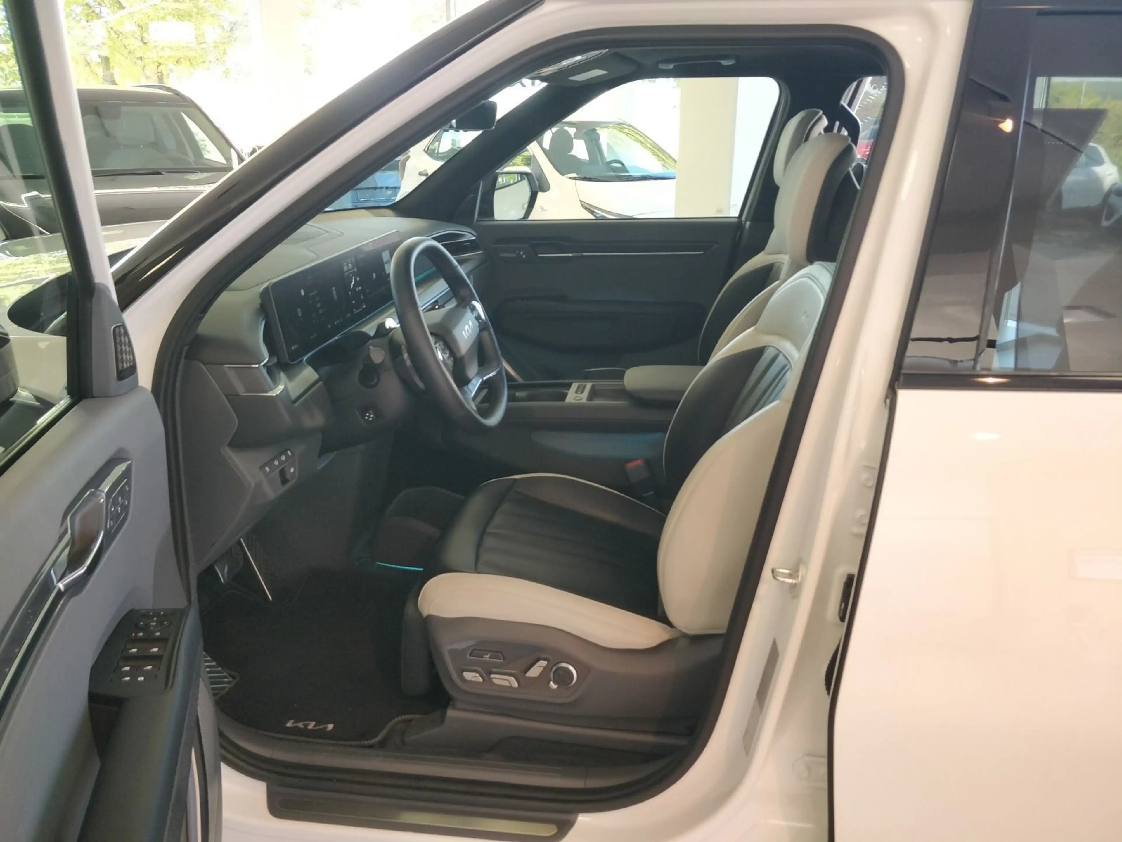 Kia EV9 4WD GT-line PANO WÄRME HdUp 360 RELAX 7S NAV — photo 9