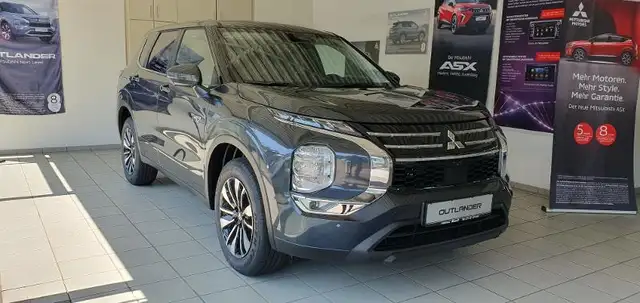 Mitsubishi Outlander view 4