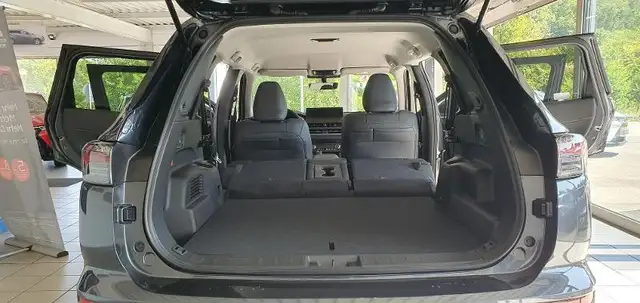 Mitsubishi Outlander view 13