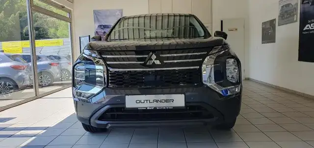 Mitsubishi Outlander view 3
