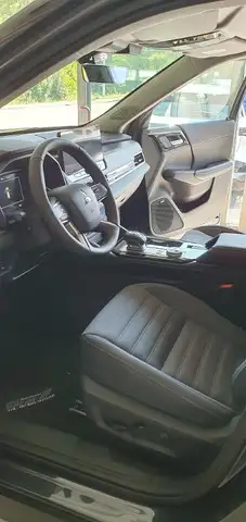 Mitsubishi Outlander view 7