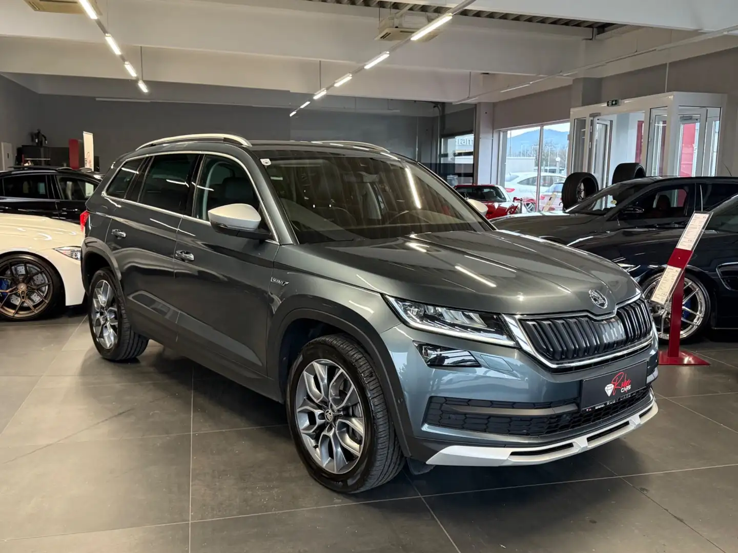 Skoda Kodiaq 2.0 TDI Scout 4x4 *AHK*360*Assist* Silber - 1