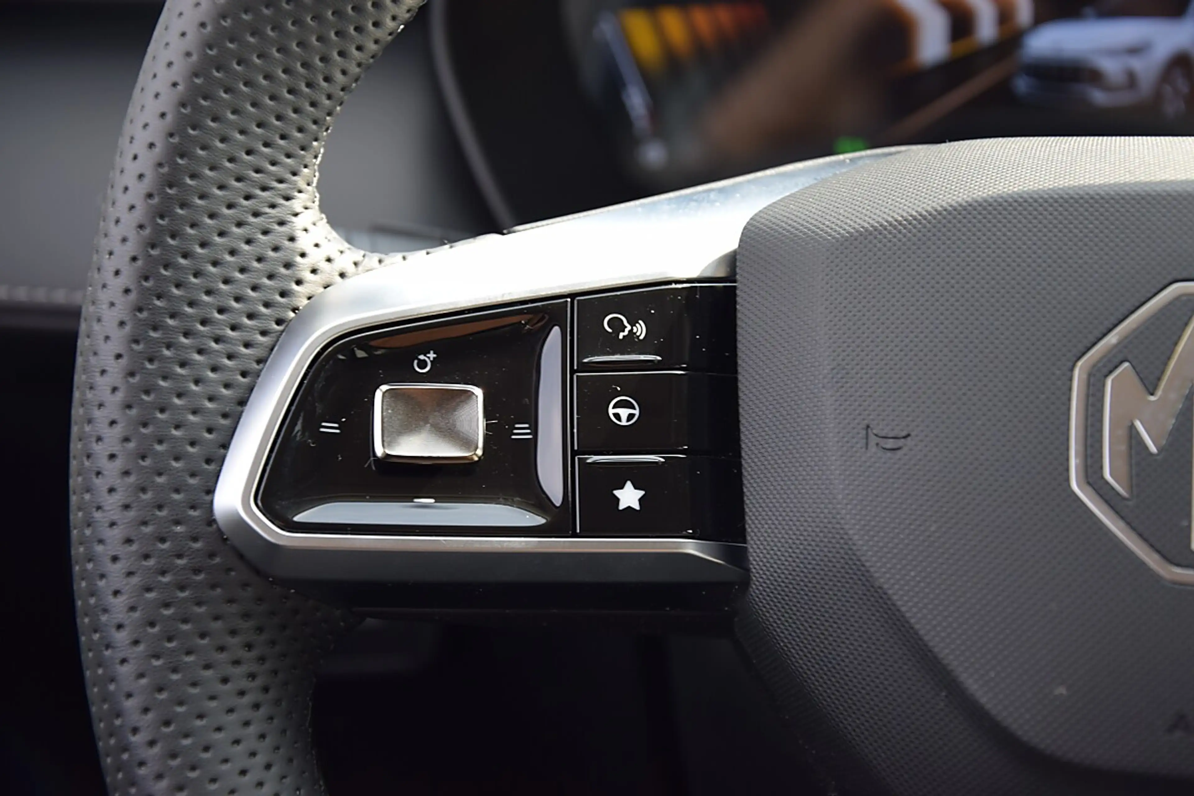 MG ZS 1.5 Hybrid+ Luxury **8 Fach Bereift, AHK** — photo 13