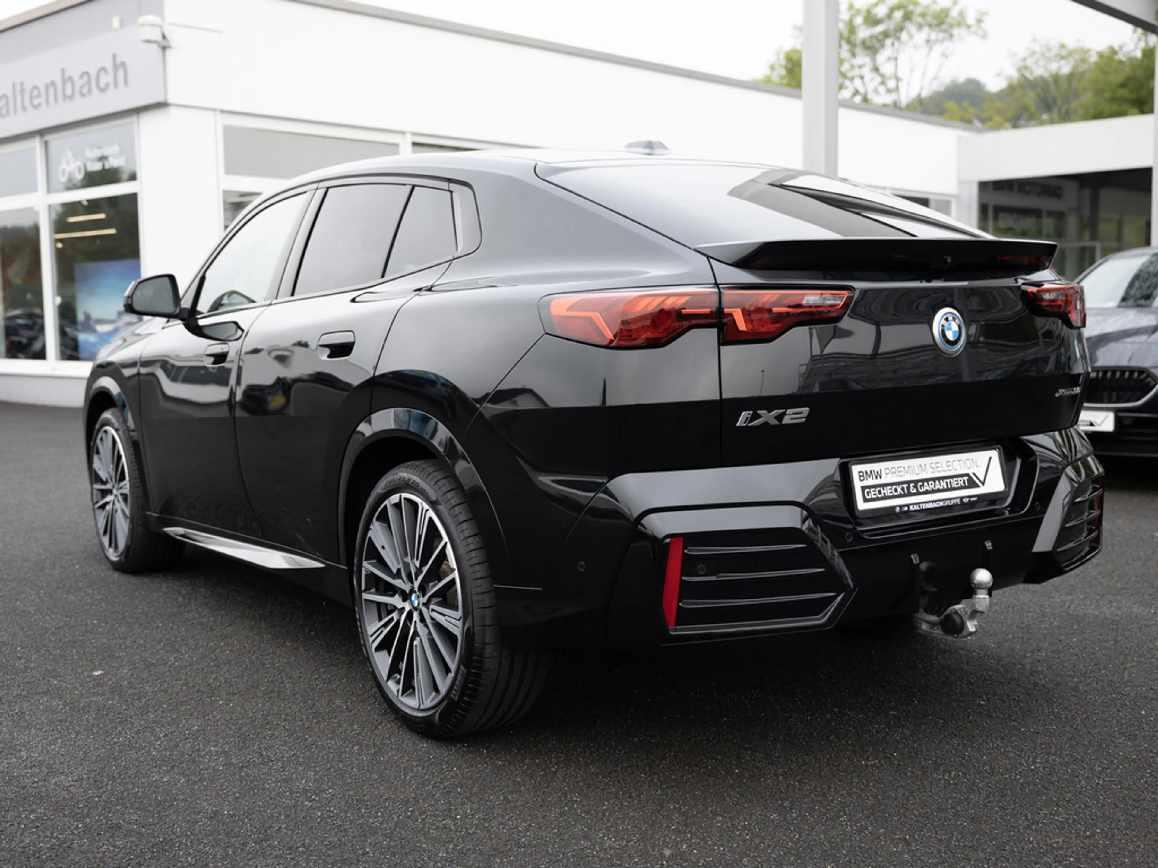 BMW iX2 xDrive30 M-Sport PANO AHK HUD 360° LED — photo 7