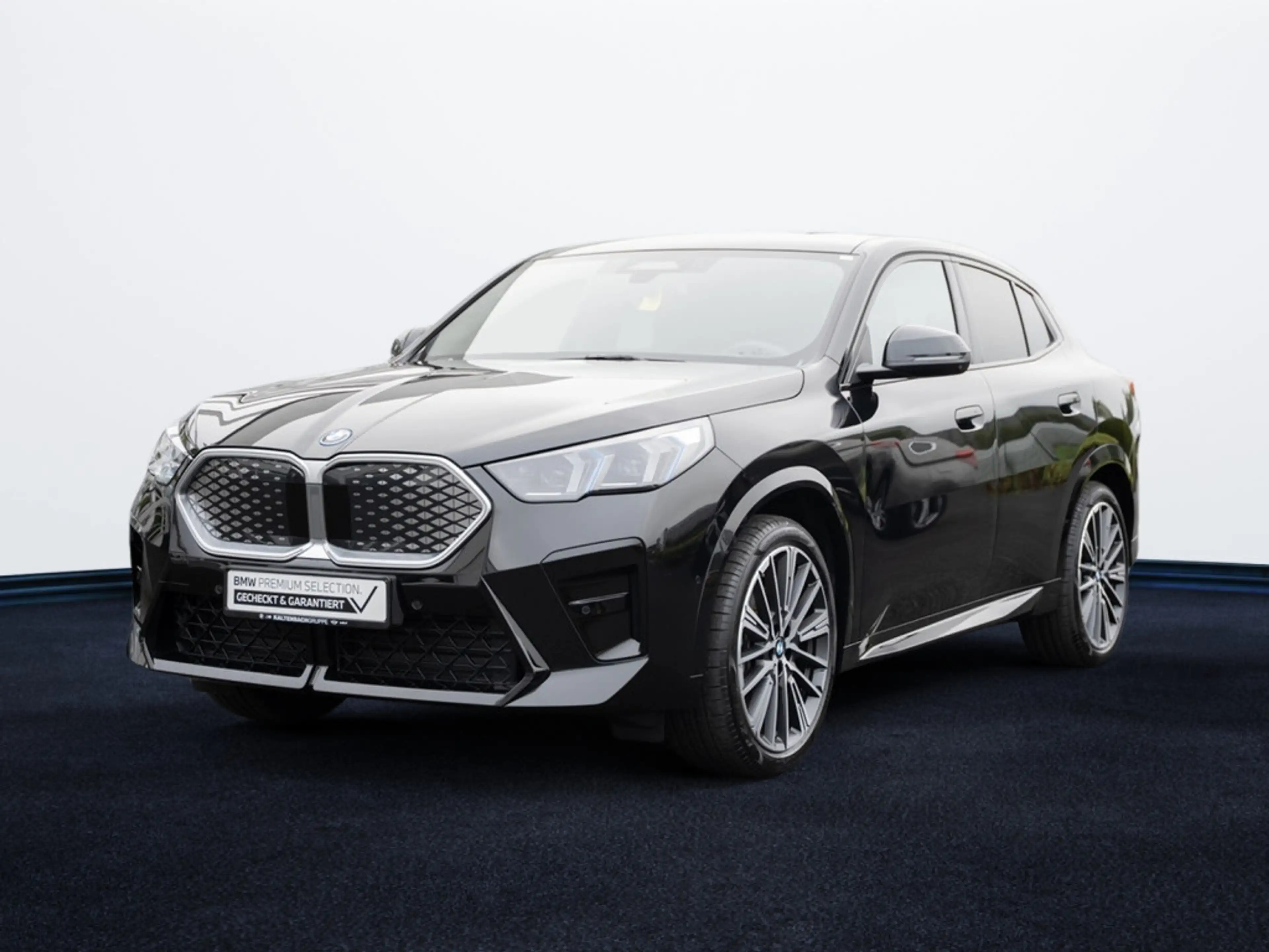 BMW iX2 xDrive30 M-Sport PANO AHK HUD 360° LED — photo 2