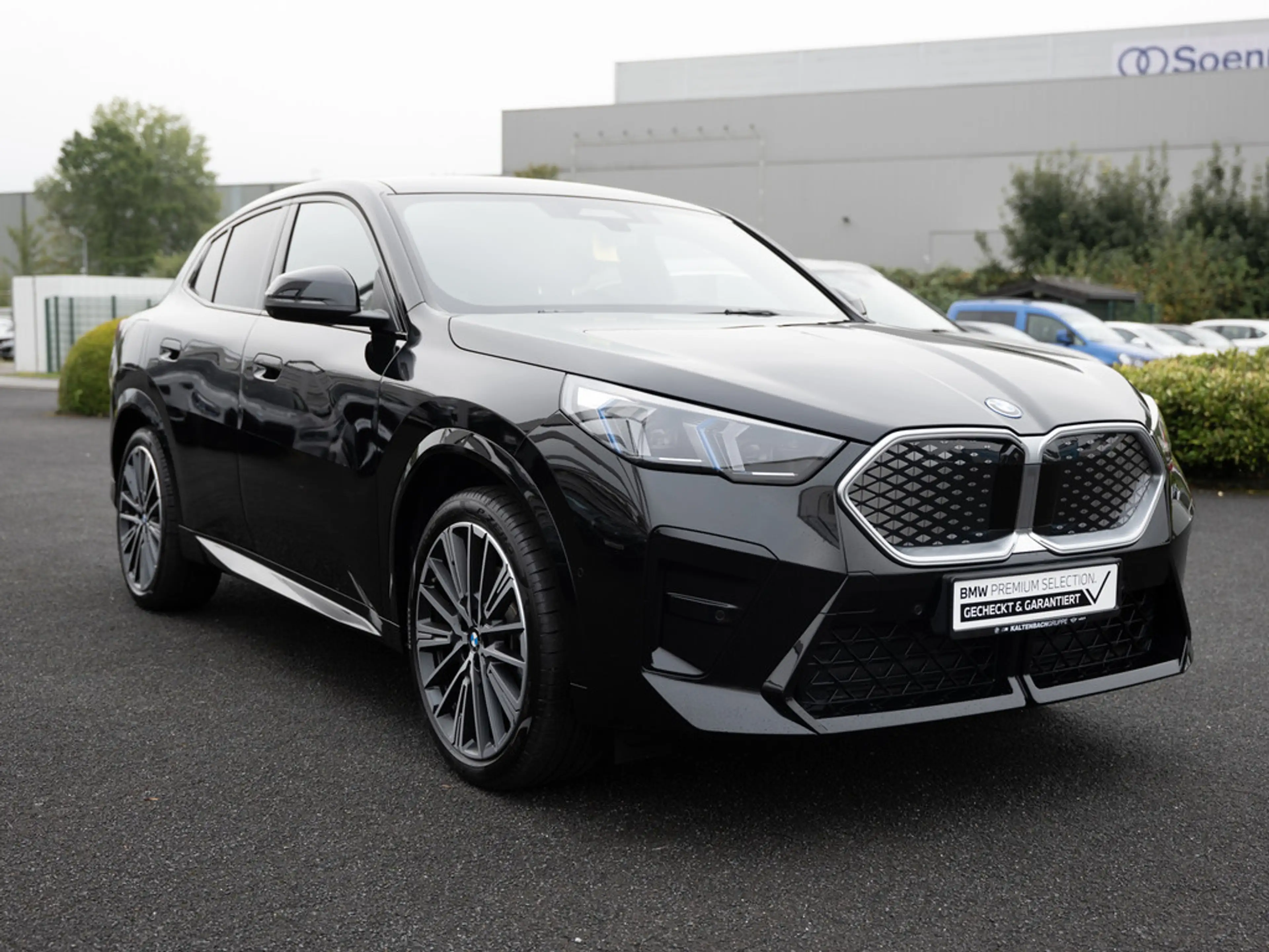 BMW iX2 xDrive30 M-Sport PANO AHK HUD 360° LED — photo 4