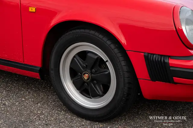 Porsche 911 view 24